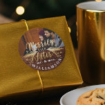 Adesivo Redondo Merrily Eternamente Após O Russo Sr. & Sra. Primei<br><div class="desc">Celebre a época mágica e festiva de férias com o nosso personalizado adesivo de fotos de Natal do Sr & Sra. Nosso design de natal moderno, recém-casado, mostra a mensagem de tipografia "Merrily Ever After" em um estilo de roteiro de escrita manual com folhagem festiva de férias para criar esta...</div>