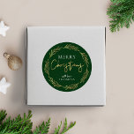 Adesivo Redondo Merry Christmas Label Holly Wreath Faux Gold Foil<br><div class="desc">Termine sua embalagem de Natal e embrulho de presente com uma folha de ouro falsa personalizada. Esta luxuosa etiqueta redonda de Natal Holly Wreath inclui uma coroa dourada e uma letra dourada sobre um fundo verde escuro,  com um espaço para o seu nome ou sobrenome familiar.</div>