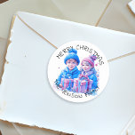 Adesivo Redondo Merry Christmas Personalised Watercolor<br><div class="desc">Bonito aquarela,  vinhetas de Natal personalizadas. Feliz Natal com seu nome familiar. Duas crianças bonitinhas,  um menino e uma menina,  irmão e irmã segurando caixas de presentes em chapéus de inverno azul e rosa.</div>