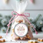 Adesivo Redondo Merry Christmas Reindeer Nome Personalizado<br><div class="desc">Merry Christmas Reindeer Festivo Moderno Etiquetas de nome Personalizadas apresenta renas festivas com arcos cor-de-rosa e sotaques florais com o texto "Feliz Natal" em moderno roteiro de caligrafia rosa com seu nome personalizado. Autocolantes personalizados para colocar em presentes, envelopes, selos e muito mais para o Natal e feriados para familiares...</div>