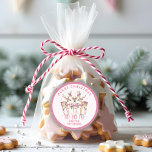 Adesivo Redondo Merry Christmas Reindeer Nome Personalizado<br><div class="desc">Merry Christmas Reindeer Festivo Moderno Etiquetas de nome Personalizadas apresenta renas festivas com arcos cor-de-rosa e sotaques florais com o texto "Feliz Natal" em moderno roteiro de caligrafia rosa com seu nome personalizado. Autocolantes personalizados para colocar em presentes, envelopes, selos e muito mais para o Natal e feriados para familiares...</div>