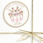 Adesivo Redondo Merry Christmas Reindeer Nome Personalizado<br><div class="desc">Merry Christmas Reindeer Festivo Moderno Etiquetas de nome Personalizadas apresenta renas festivas com arcos cor-de-rosa e sotaques florais com o texto "Feliz Natal" na tipografia da escrita de caligrafia dourada moderna com seu nome personalizado. Autocolantes personalizados para colocar em presentes, envelopes, selos e muito mais para o Natal e feriados...</div>