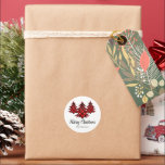 Adesivo Redondo Merry Christmas Trees Rustic Red Xadrez Personaliz<br><div class="desc">Esta etiqueta festiva apresenta uma design de árvore de Natal ruidosa e xadrez vermelha com as palavras Feliz Natal e um ponto para colocar o seu próprio nome. Ambos são totalmente personalizáveis. Perfeito para as suas necessidades de presentes de Natal e Férias.</div>