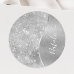 Adesivo Redondo Metálico Personalizado Da Glitter De Prata Glam<br><div class="desc">Personalize facilmente este metal escovado prateado e um adesivo com padrão de brilho falso glamouroso com seu próprio nome personalizado.</div>