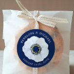 Adesivo Redondo Midnight Anemone | Salvar a data de casamento<br><div class="desc">Faça uma impressão vívida sobre os seus futuros convidados de casamento com este único adesivo de casamento da Meia-Noite. Ele apresenta um floral de anêmona branco estrelado contrastado com um pano de fundo azul escuro da meia-noite.</div>