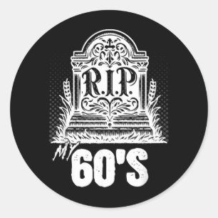 Adesivo Redondo Minha Lápide Engraçada dos Anos 60 Citação Anivers