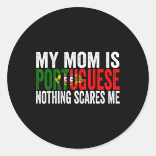Adesivo Redondo Minha Mãe É Portuguesa. Nada Me Assusta Engraçada.