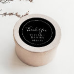 Adesivo Redondo Minimalista | Preto Obrigado Vinheta De Favor De C<br><div class="desc">Este obrigado negro minimalista que você viciou os adesivos são perfeitos para uma simples recepção de casamento. A design romântica moderna apresenta a tipografia clássica, em preto e branco, emparelhada com uma caligrafia rústica, mas elegante, com estilo voltado para a mão. Personalizável em qualquer cor. Mantenha o design simples e...</div>