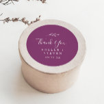 Adesivo Redondo Mínimo de Leaf Berry Purple Obrigado A Favor Stick<br><div class="desc">Este obrigado púrpura de morango de folha que você quer é perfeito para uma recepção de casamento de boho. A design apresenta uma simples silhueta verde folha em uma romântica cor violeta de verão com estilo minimalista de jardim boêmico. Personalize as etiquetas do adesivo com seus nomes, o evento (se...</div>
