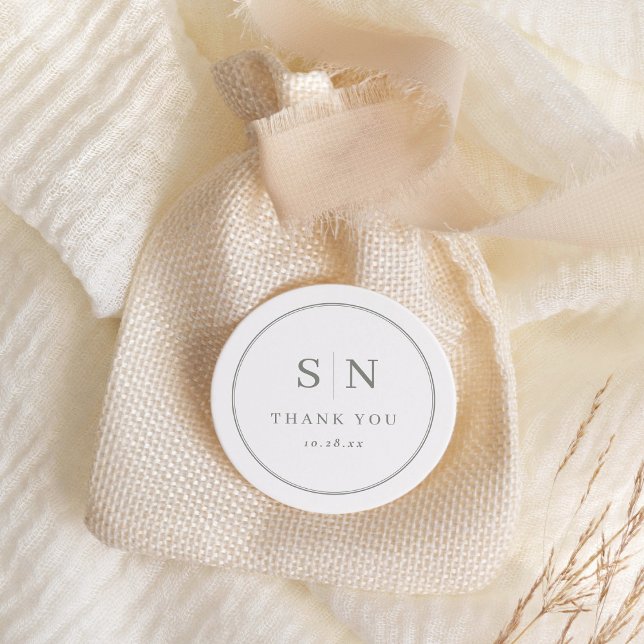 Adesivo Redondo Mínimo e Chic | Branco com Inicial de Casamento em (A chic, white sticker with sage green text and accents)