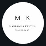 Adesivo Redondo Mínimo e Chic | Casamento<br><div class="desc">Mínimo e Chic | Adesivo redondo clássico de casamento branco e pretoEstes guardanapos elegantes e modernos de casamento ou chá de panela apresentam um simples design de texto preto e branco que exumenta o estilo minimalista. Adicione suas iniciais ou monograma para torná-las completamente suas.</div>