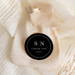 Adesivo Redondo Mínimo e Chic | Monogramas de casamentos negros<br><div class="desc">Este elegante e moderno obrigado de casamento que você favorece os adesivos apresentam um simples design de texto preto e branco que exumenta o estilo minimalista. Adicione suas iniciais ou monograma para torná-las completamente suas.</div>