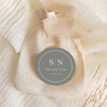 Adesivo Redondo Mínimo e Chic | Sage Green Wedding Inicial<br><div class="desc">Este elegante e moderno obrigado de casamento que você favorece os adesivos apresentam um simples design de texto verde e branco sábio que exumenta o estilo minimalista. Adicione suas iniciais ou monograma para torná-las completamente suas.</div>