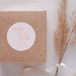 Adesivo Redondo Mínimo Mais Um Dia De Ensaio De Casamento Esbranqu<br><div class="desc">Um ensaio de casamento minimalista janta a favor de adesivo com texto tipográfico que diz "mais um dia". O plano de fundo é cor-de-rosa-claro.</div>