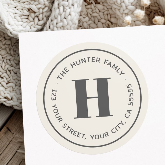 Adesivo Redondo Mínimo moderno monograma de luz do que endereço de (Modern minimal monogram light tan return address classic round sticker)