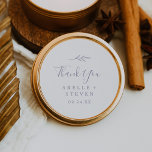 Adesivo Redondo Mínimo Púrpura Púrpura Pêssegada Obrigado Pavilha<br><div class="desc">Este obrigado púrpura empoeirado de folha, que vocês viciados em casamento são perfeitos para uma recepção de casamento de boho. A design apresenta uma simples silhueta verde em roxo de lavanda leve com estilo clássico minimalista. Personalize as etiquetas do adesivo com seus nomes, o evento (se aplicável) e a data....</div>