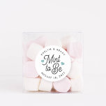 Adesivo Redondo Mint to Be Personalised Wedding Favor<br><div class="desc">Os adesivos de favoritos de casamento novos e mestiços apresentam "a menta a ser" em letras de escrita preto macio acentuadas com corações empoeirados. Personalize com seus nomes e data de casamento.</div>