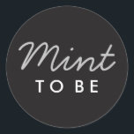 Adesivo Redondo Mint to Be Welcome Bag or Favor Sticker<br><div class="desc">Segure este adesivo num saco de menta e coloque dentro para os convidados de casamento. Isto também pode ser usado para os favores de presentes de casamento!</div>