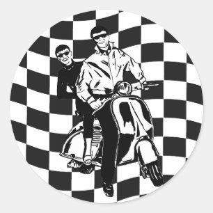 Adesivo Redondo Moça e patinete de verificação de estilo retrô