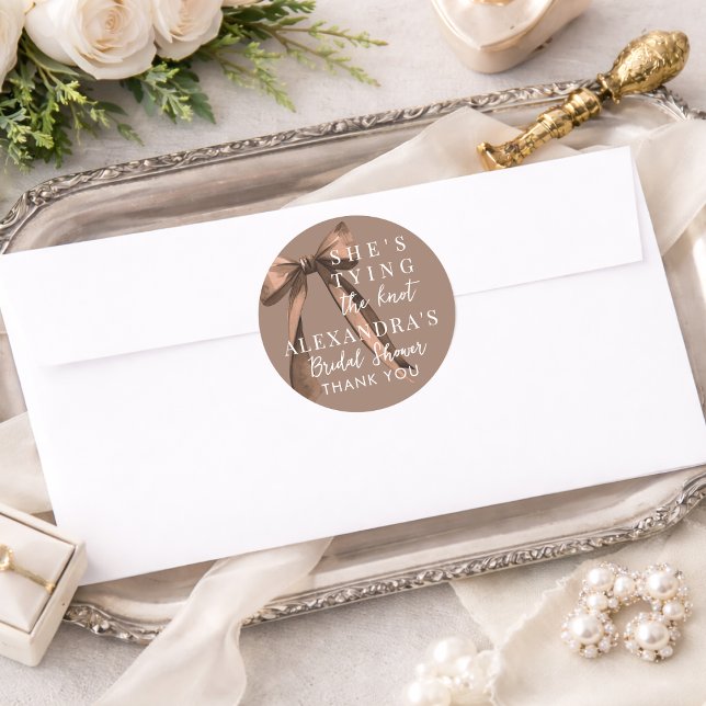 Adesivo Redondo Mocha Brown She's Tying The Knot Bow Bridal Shower (Criador carregado)