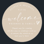 Adesivo Redondo Modern Beige / Tan Wedding Hotel Bag<br><div class="desc">Vinhetas do Hotel Dark Tan / Beige: Crie uma aparência natural e moderna com estes vinhetas de boas-vindas. Cada etiqueta redonda de 3 polegadas apresenta "amigos e família de boas-vindas" em escrita manual graciosa com sotaque cardíaco e seus nomes personalizados e data de casamento. O fundo rico e bronzeado e...</div>