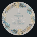 Adesivo Redondo Modern Boho Tropical Christmas Wreath<br><div class="desc">Tenha uma Feliz de Natal centrado nesta bonito coroa tropical de Natal. Dourados e tons de azul empoeirado são as cores proeminentes,  colocadas sobre uma sutil cinza de cogumelo. Que selo bonito para as caixas de presentes e pacotes,  com um toque exótico na ilha.</div>