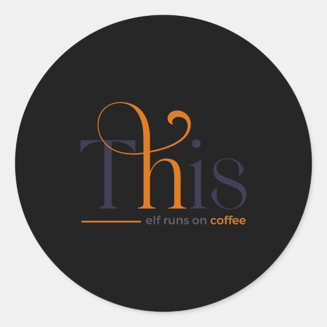 Adesivo Redondo Modern This Elf Runs On Coffee Holiday T Shirt  (Frente)