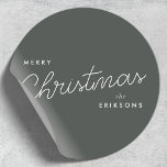 Adesivo Redondo Modern Trendy Christmas | Floresta Verde Escuro<br><div class="desc">Um adesivo de na moda de festas com tipografia moderna e manuscrita em branco numa cor verde de cinza profunda. O nome pode ser facilmente personalizado para um toque pessoal. Um design de natal simples,  minimalista e contemporâneo para destacar esta temporada de festas!</div>
