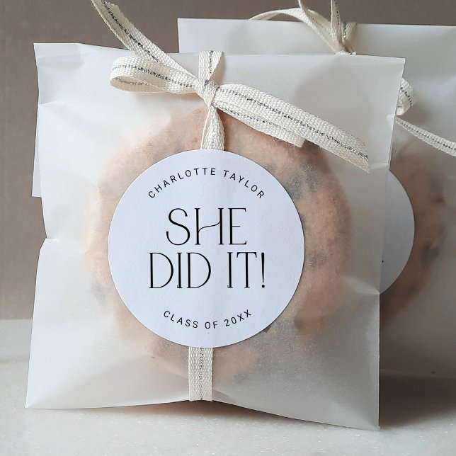 Adesivo Redondo Moderna Fete Mínima Ela Fez Um Pau De Graduação (Criador carregado)