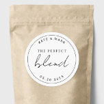 Adesivo Redondo Moderno Minimalista O Favor Perfeito Do Casamento<br><div class="desc">Autocolantes personalizados para café e favores de chá apresentando "a mistura perfeita" design preto e branco minimalista moderno.</div>