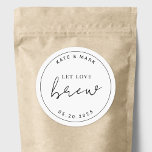 Adesivo Redondo Moderno Minimalista Que O Amor Provoca Casamento<br><div class="desc">Autocolantes personalizados para café e favores de chá com design preto e branco moderno de "deixe-me amar".</div>