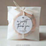 Adesivo Redondo Moderno Mínimo Um Doce Obrigado Favor De Casamento<br><div class="desc">Estes Minimalistas Modernos Um Doce Obrigado Os adesivos são perfeitos para um casamento minimalista ou um casamento moderno. Este simples design apresenta uma fonte de script manual perfeita para o seu evento. Personalizável todo o texto para ser de qualquer cor. Você também pode adicionar qualquer imagem, se quiser! Personalize este...</div>
