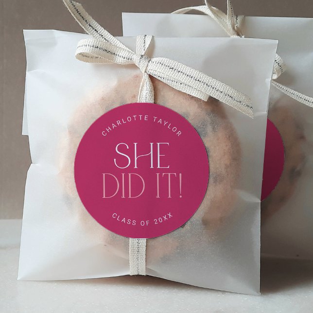 Adesivo Redondo Moderno, Rosa Quente, Ela Fez Um Pau De Graduação (Criador carregado)