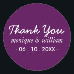 Adesivo Redondo Moderno Roxo Cursivo Obrigado Casamento<br><div class="desc">Simples. Moderno. Elegante. Um adesivo de casamento, texto branco contra o roxo.</div>