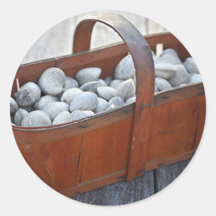 Adesivo Redondo Moluscos frescos na cesta de madeira inglesa do