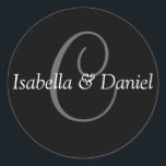 Adesivo Redondo Monograma C Selo de Casamento<br><div class="desc">Os presentes monográficos têm uma enorme seleção de selos de correio USPS personalizáveis, autocolantes de envelope, cartões de saudação, camisetas, chapéus, botões, ímãs e muito mais. Estes monogramas são excelente de enviar convites para casamento, Convites de festas de aniversário, anúncios de graduação, e festas de aniversário surpresa apenas para citar...</div>