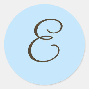 Adesivo Redondo Monograma castanho E no rótulo de favor azul clar