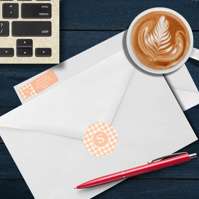 Adesivo Redondo Monograma Clássico de Peachy Coral Houndstooth (Criador carregado)