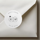 Adesivo Redondo Monograma de Anéis de Casamento Moderno Salvar a D<br><div class="desc">Personalizado: Salve os adesivos de casamento/etiquetas com as iniciais do casal cercado em anéis de casamento/noivado. Estes adesivos modernos e elegantes são perfeitos para anúncios de casamento,  convites,  pacotes de presentes DIY e muito mais!</div>