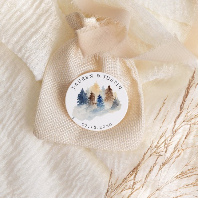 Adesivo Redondo Monograma de Árvores de Aquarela Rustic Mountain (Criador carregado)