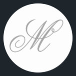 Adesivo Redondo Monograma de Caligrafia de Script de Rico de cinza<br><div class="desc">Os adesivos minimalistas de monograma branco e cinza para as etiquetas de seu favor ou também correspondência com os convidados. O monograma apresenta uma caligrafia de script de rico. Você pode personalizar o simples fundo preto de cor sólida para combinar com o seu casamento.</div>