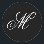 Adesivo Redondo Monograma de Caligrafia de Script de rico Preto e<br><div class="desc">Os adesivos minimalistas de monograma preto e branco para as etiquetas de seu favor ou também correspondência com os convidados. O monograma apresenta uma caligrafia de script de rico. Você pode personalizar o simples fundo preto de cor sólida para combinar com o seu casamento.</div>