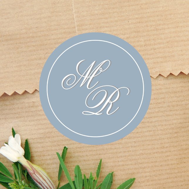 Adesivo Redondo Monograma de Casamento Azul Dusty (Elegant dusty blue monogram sticker template.)