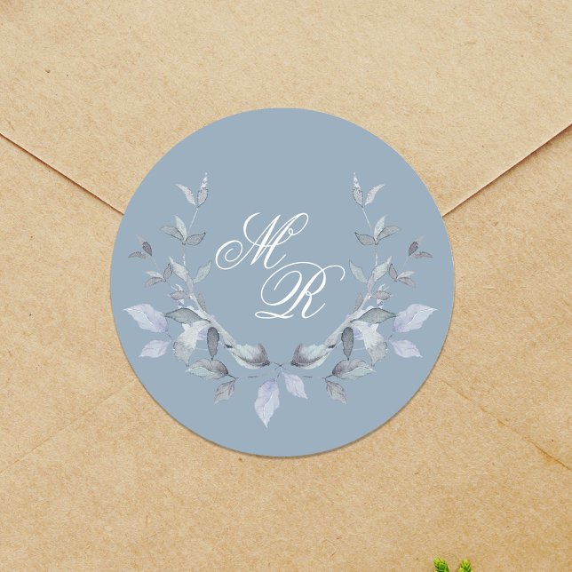 Adesivo Redondo Monograma de Casamento Azul Dusty (Wedding Dusty Blue Monogram Sticker Template.)