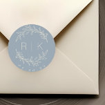 Adesivo Redondo Monograma de Casamento Botânico de Arte de Linha A<br><div class="desc">Vinhetas de monograma,  desenhadas por personalidades,  com elegantes traços de mão,  coroa botânica branca bege,  com iniciais de casal e data de casamento em fundo azul empoeirado. Perfeito para o casamento,  guarde as datas,  os envelopes,  as embalagens de casamento e muito mais.</div>