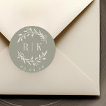 Adesivo Redondo Monograma de Casamento Botânico Rustic Sage<br><div class="desc">Vinhetas de monograma botânico desenhadas por medida personalizadas,  com uma elegante coroa branca bege com iniciais de casal e data de casamento em fundo de cor de sábio. Perfeito para o casamento,  guarde as datas,  os envelopes,  as embalagens de casamento e muito mais.</div>