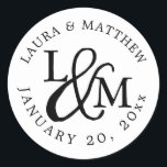 Adesivo Redondo Monograma de Casamento Branco<br><div class="desc">feitiço de casamento que suas iniciais trabalhavam em um design de monograma,  junto com um guião decorativo. Seus nomes e data de casamento aparecem em letras brancas,  curvadas por fora.</div>