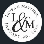 Adesivo Redondo Monograma de Casamento Branco<br><div class="desc">feitiço de casamento que suas iniciais trabalhavam em um design de monograma,  junto com um guião decorativo. Seus nomes e data de casamento aparecem em letras brancas,  curvadas por fora.</div>