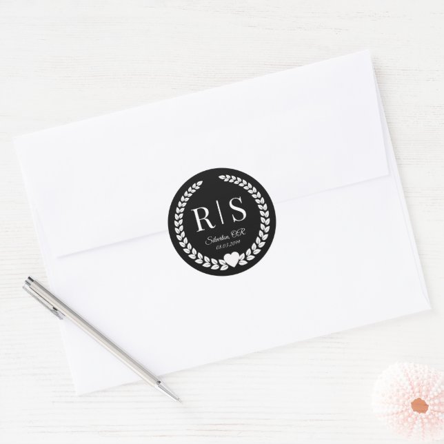 Adesivo Redondo Monograma de Casamento Branco em Preto Inicial (Envelope)