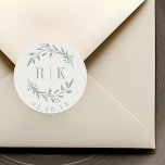 Adesivo Redondo Monograma de Casamento da Rua Botânica Rustic Blue<br><div class="desc">Adesivos botânicos de monograma,  concebidos por medida,  com elegante coroa azul empoeirada com iniciais de casal e data de casamento em fundo branco neutro. Perfeito para o casamento,  guarde as datas,  os envelopes,  as embalagens de casamento e muito mais.</div>